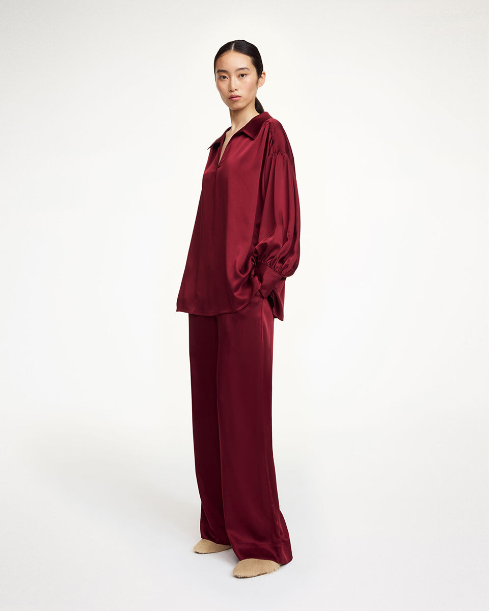 Efektowna, romantyczna bluzka Leonora Satin Cabernet By Malene Birger z kołnierzykiem, dekoltem w kształcie litery V i długimi, lekko bufiastymi rękawami z marszczeniami przy ramionach. Dodatkowo rękawy zakończone są mankietami zapinanymi na guziki. Wykonana z gładkiej, lekko połyskującej tkaniny o satynowym wykończeniu. Bluzka sprawdzi się zarówno w eleganckich, jak i bardziej codziennych stylizacjach.
-Zawyżona rozmiarówka. Zalecamy wybór mniejszego rozmiaru.
