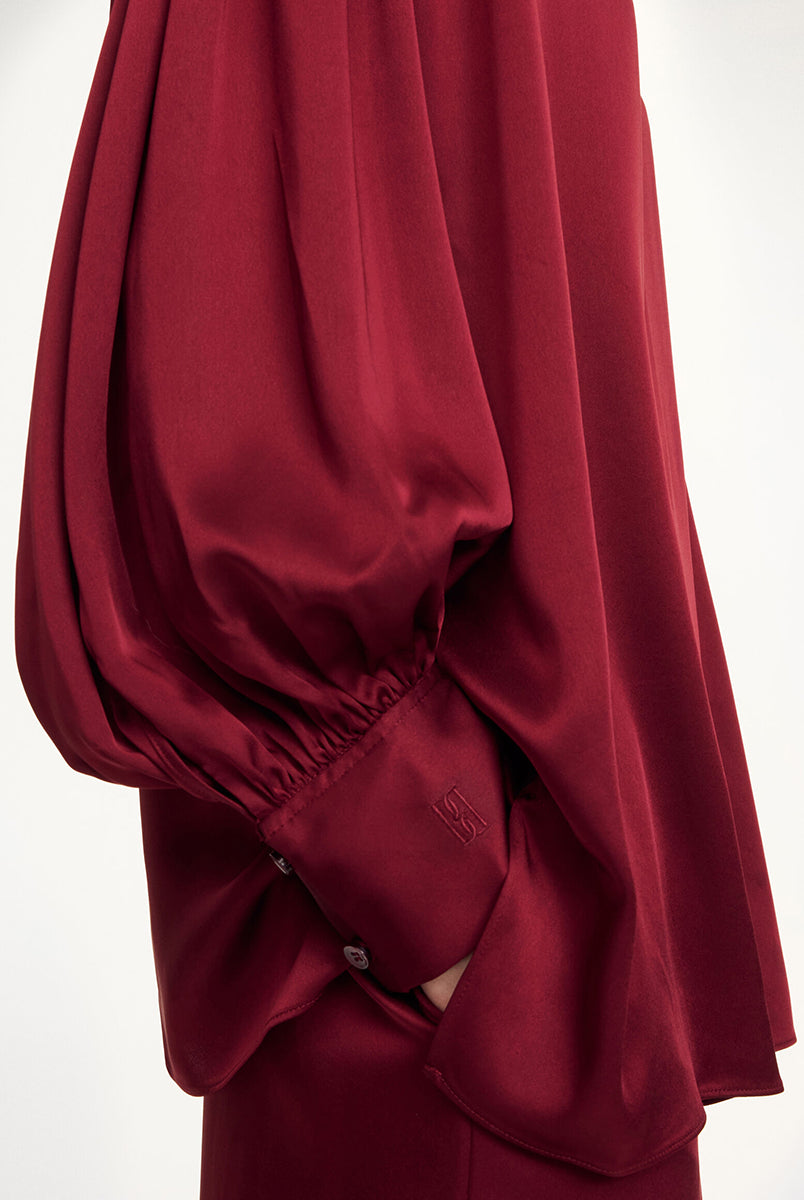 Efektowna, romantyczna bluzka Leonora Satin Cabernet By Malene Birger z kołnierzykiem, dekoltem w kształcie litery V i długimi, lekko bufiastymi rękawami z marszczeniami przy ramionach. Dodatkowo rękawy zakończone są mankietami zapinanymi na guziki. Wykonana z gładkiej, lekko połyskującej tkaniny o satynowym wykończeniu. Bluzka sprawdzi się zarówno w eleganckich, jak i bardziej codziennych stylizacjach.
-Zawyżona rozmiarówka. Zalecamy wybór mniejszego rozmiaru.