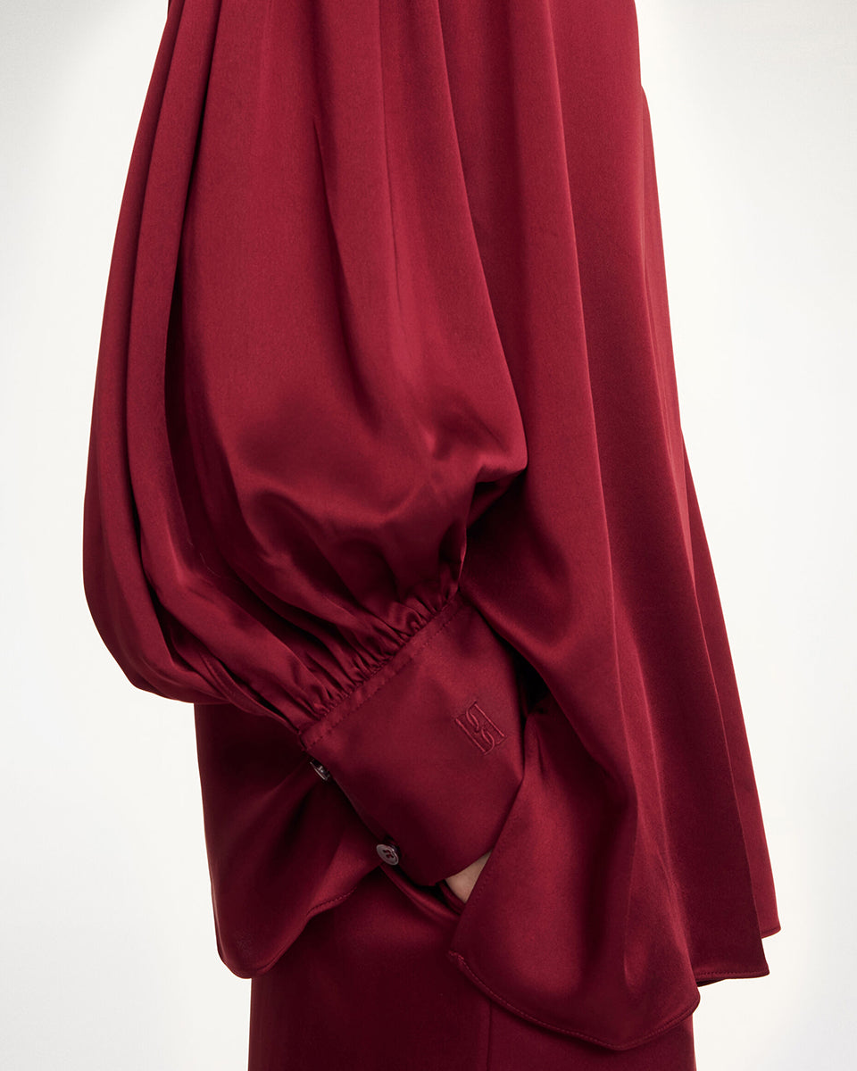 Efektowna, romantyczna bluzka Leonora Satin Cabernet By Malene Birger z kołnierzykiem, dekoltem w kształcie litery V i długimi, lekko bufiastymi rękawami z marszczeniami przy ramionach. Dodatkowo rękawy zakończone są mankietami zapinanymi na guziki. Wykonana z gładkiej, lekko połyskującej tkaniny o satynowym wykończeniu. Bluzka sprawdzi się zarówno w eleganckich, jak i bardziej codziennych stylizacjach.
-Zawyżona rozmiarówka. Zalecamy wybór mniejszego rozmiaru.