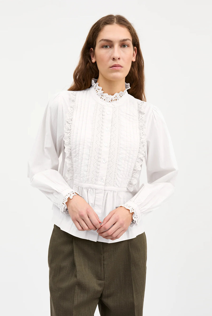 Romantyczna, biała koszula Lesley Optic White marki SKALL z kołnierzykiem z podwójną falbanką i długimi, marszczonymi rękawami. Przód ozdobiony jest panelem, koronkowymi wstawkami i plisami. Zapinana na guziki. Mankiety również wykończone są falbanką i zapinane na guziki. Wykonana z bawełny organicznej.
-Kołnierzyk z falbanką
-Koronkowe wstawki i plisy
-Rozmiarówka jest standardowa. Zamów koszulę w swoim normalnym rozmiarze.