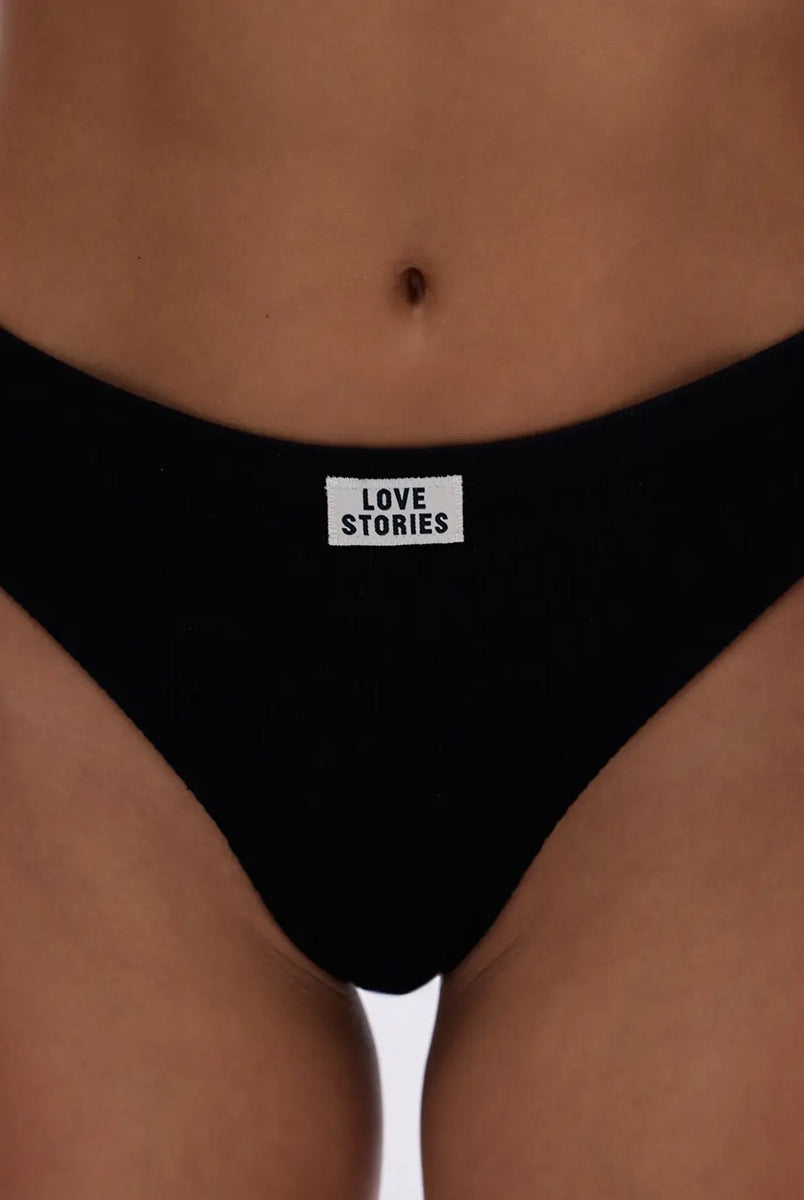 Sportowe stringi Lima Love Stories ze średnim stanem wykonane z elastycznej, miękkiej dzianiny z delikatną, prążkowaną fakturą. Z przodu posiada niewielką naszywkę z logo marki. Majtki mają bawełnianą podszewkę.
Ze względów higienicznych majtki nie podlegają zwrotowi ani wymianie