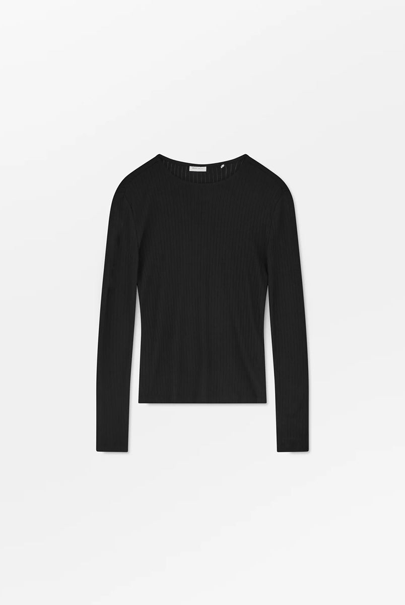 Cienki, czarny longsleeve o przylegającym fasonie Liv SKALL. Posiada okrągły dekolt i wąskie, długie rękawy. Wykonany z miękkiej, bawełnianej tkaniny z delikatnym, prążkowanym wzorem.
-Przylegający fason
-100% bawełna organiczna
-Zamów bluzkę w swoim normalnym rozmiarze