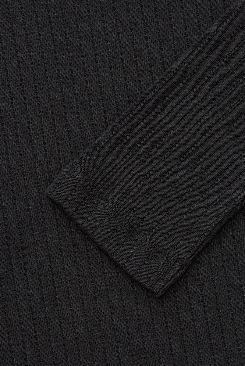 Cienki, czarny longsleeve o przylegającym fasonie Liv SKALL. Posiada okrągły dekolt i wąskie, długie rękawy. Wykonany z miękkiej, bawełnianej tkaniny z delikatnym, prążkowanym wzorem.
-Przylegający fason
-100% bawełna organiczna
-Zamów bluzkę w swoim normalnym rozmiarze