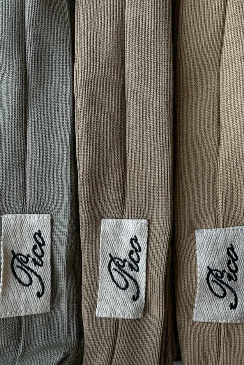 Urocza torba Rosalia Pico Copenhagen to niezwykle stylowy dodatek idealny na codzień. Torebka ma uchwyt na ramię. Wykonana z elastycznego materiału. Nie nadaje się do noszenia bardzo ciężkich przedmiotów. 