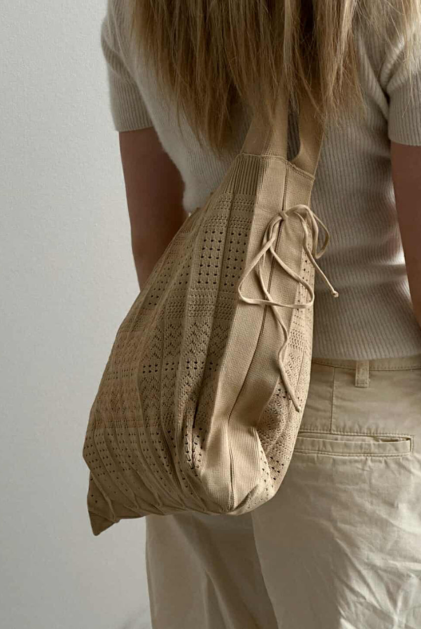 Urocza torba Rosalia Pico Copenhagen to niezwykle stylowy dodatek idealny na codzień. Torebka ma uchwyt na ramię. Wykonana z elastycznego materiału. Nie nadaje się do noszenia bardzo ciężkich przedmiotów. 