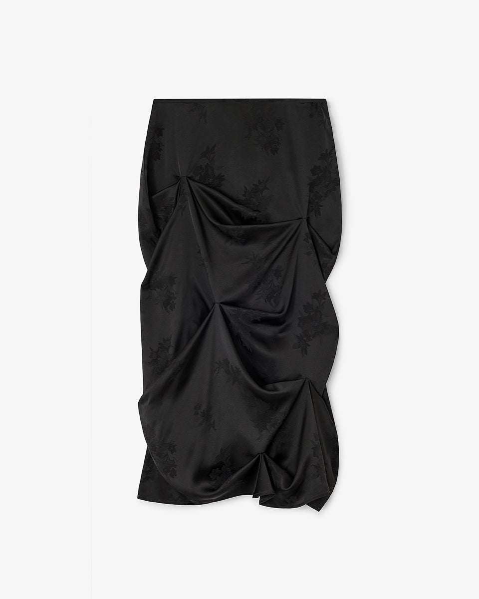 Luźna, drapowana spódnica 0997 Ganni Satin Black o satynowym wyglądzie, zdobiona kwiatowymi wzorami. Ma długość do połowy łydki. Zapinana z boku na zamek błyskawiczny. Idealna do luźnego topu i butów na obcasie typu kowbojki. 