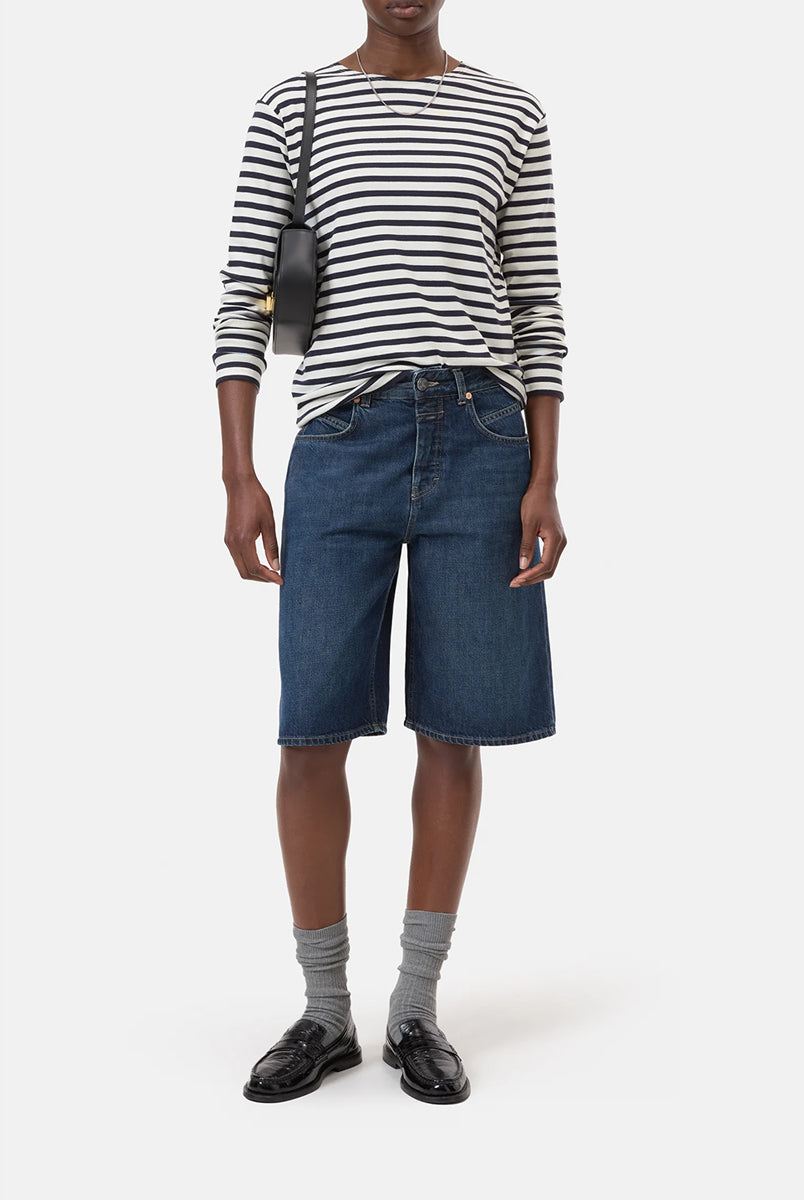 Luźny longsleeve Basic marki CLOSED w granatowo-białe paski. Bluzka ma okrągły dekolt, długie rękawy i opadające ramiona. Wykonana z bardzo miękkiej i przyjemnej dla skóry tkaniny z bawełną i modalem. Załóż longsleeve do jeansów, lnianych spodni czy ulubionych szortów.
-Luźny fason
-Wykonany z miękkiej tkaniny
-Zamów longsleeve w swoim standardowym rozmiarze