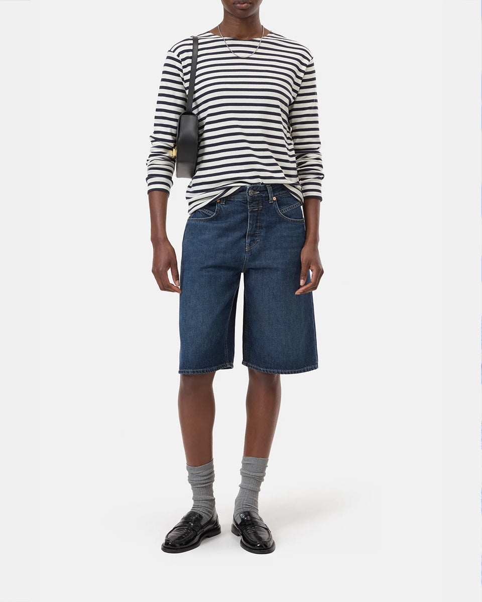 Luźny longsleeve Basic marki CLOSED w granatowo-białe paski. Bluzka ma okrągły dekolt, długie rękawy i opadające ramiona. Wykonana z bardzo miękkiej i przyjemnej dla skóry tkaniny z bawełną i modalem. Załóż longsleeve do jeansów, lnianych spodni czy ulubionych szortów.
-Luźny fason
-Wykonany z miękkiej tkaniny
-Zamów longsleeve w swoim standardowym rozmiarze