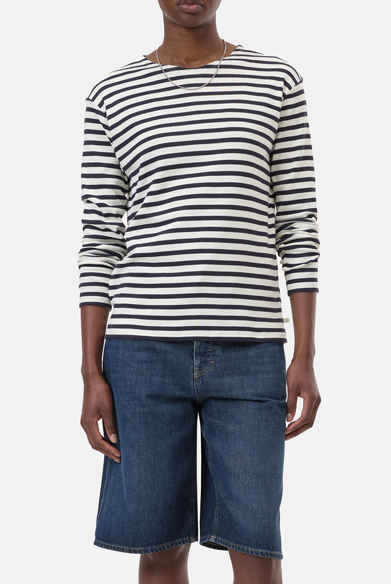 Luźny longsleeve Basic marki CLOSED w granatowo-białe paski. Bluzka ma okrągły dekolt, długie rękawy i opadające ramiona. Wykonana z bardzo miękkiej i przyjemnej dla skóry tkaniny z bawełną i modalem. Załóż longsleeve do jeansów, lnianych spodni czy ulubionych szortów.
-Luźny fason
-Wykonany z miękkiej tkaniny
-Zamów longsleeve w swoim standardowym rozmiarze