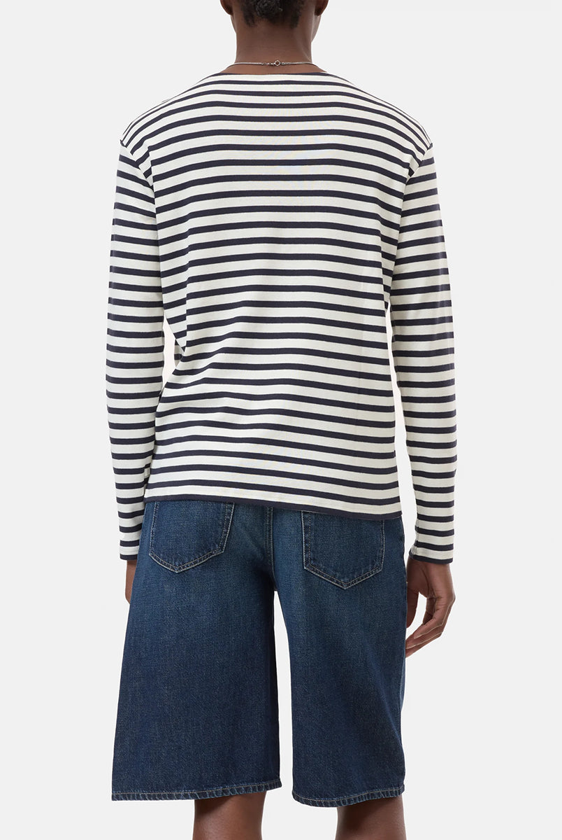 Luźny longsleeve Basic marki CLOSED w granatowo-białe paski. Bluzka ma okrągły dekolt, długie rękawy i opadające ramiona. Wykonana z bardzo miękkiej i przyjemnej dla skóry tkaniny z bawełną i modalem. Załóż longsleeve do jeansów, lnianych spodni czy ulubionych szortów.
-Luźny fason
-Wykonany z miękkiej tkaniny
-Zamów longsleeve w swoim standardowym rozmiarze