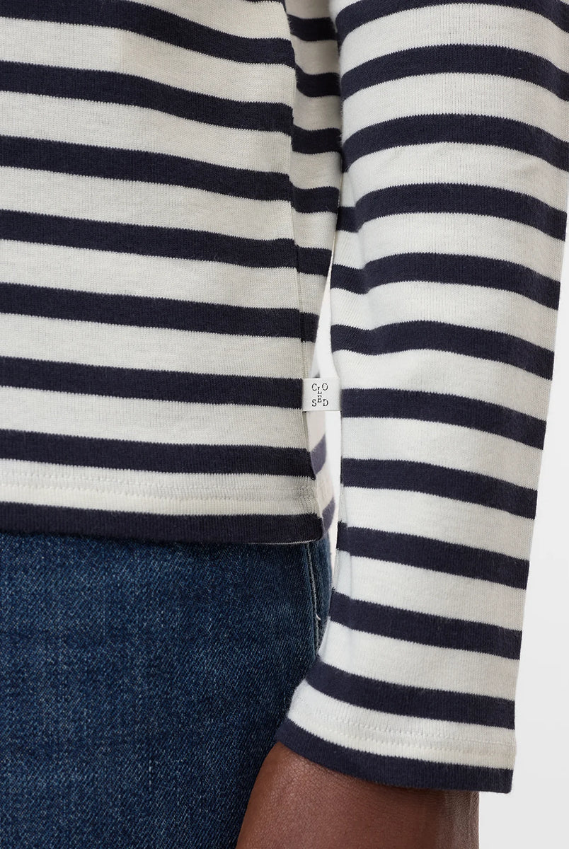 Luźny longsleeve Basic marki CLOSED w granatowo-białe paski. Bluzka ma okrągły dekolt, długie rękawy i opadające ramiona. Wykonana z bardzo miękkiej i przyjemnej dla skóry tkaniny z bawełną i modalem. Załóż longsleeve do jeansów, lnianych spodni czy ulubionych szortów.
-Luźny fason
-Wykonany z miękkiej tkaniny
-Zamów longsleeve w swoim standardowym rozmiarze