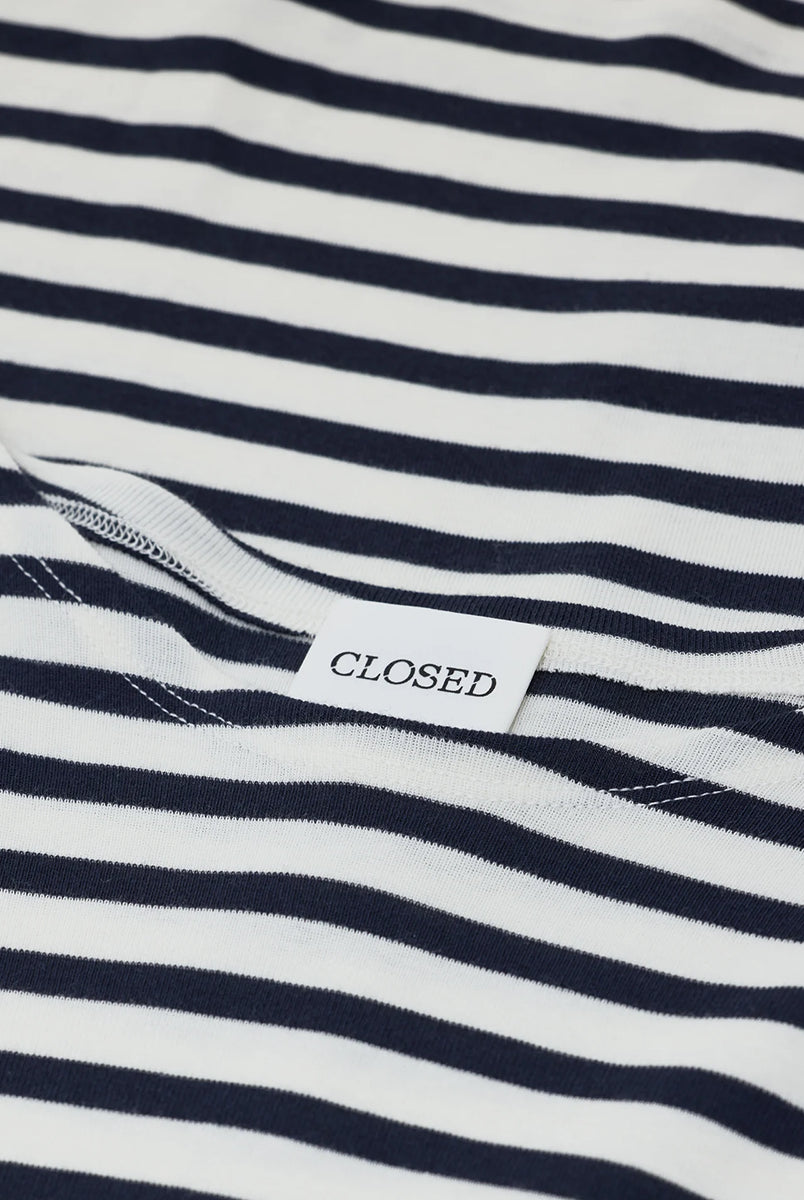 Luźny longsleeve Basic marki CLOSED w granatowo-białe paski. Bluzka ma okrągły dekolt, długie rękawy i opadające ramiona. Wykonana z bardzo miękkiej i przyjemnej dla skóry tkaniny z bawełną i modalem. Załóż longsleeve do jeansów, lnianych spodni czy ulubionych szortów.
-Luźny fason
-Wykonany z miękkiej tkaniny
-Zamów longsleeve w swoim standardowym rozmiarze