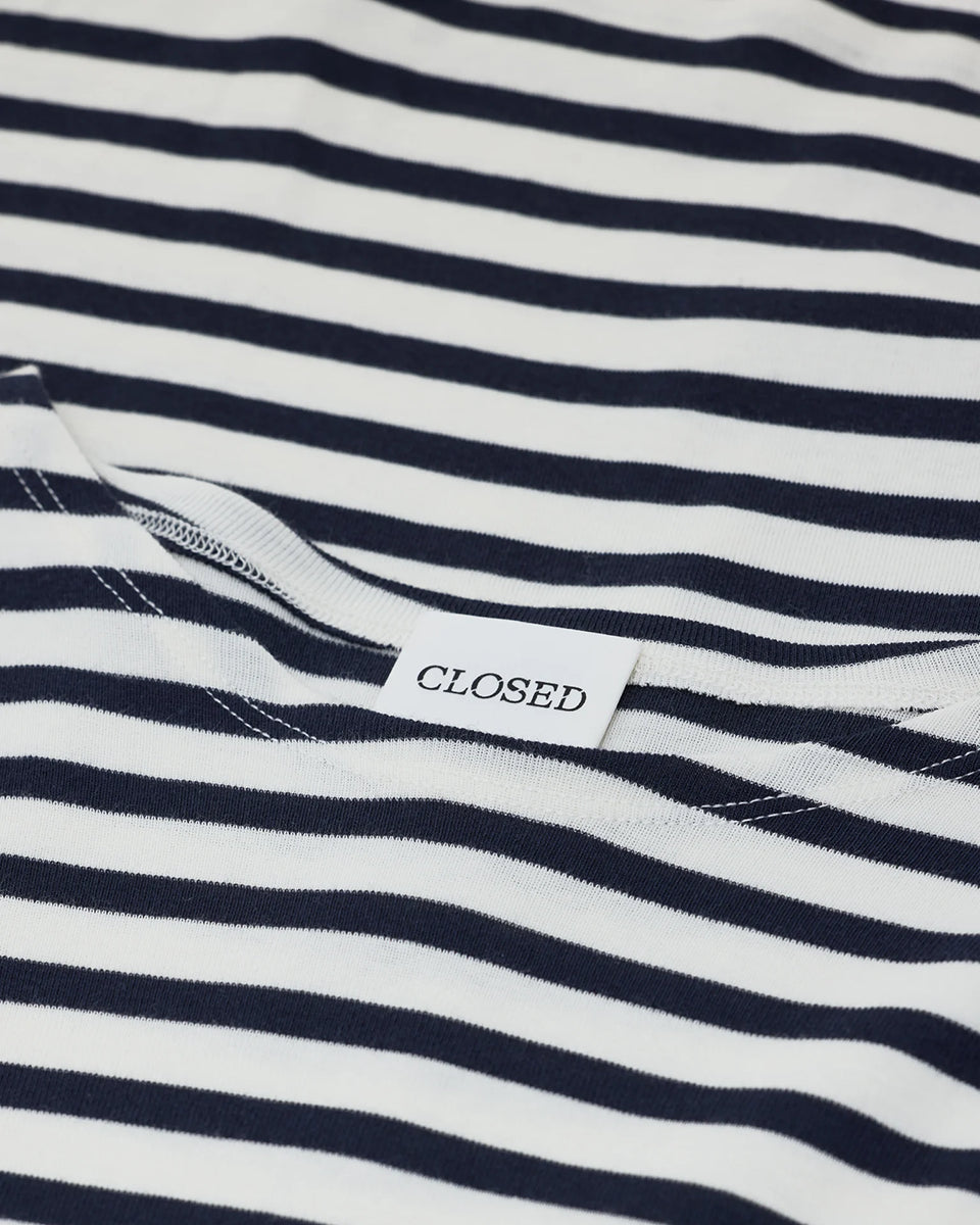 Luźny longsleeve Basic marki CLOSED w granatowo-białe paski. Bluzka ma okrągły dekolt, długie rękawy i opadające ramiona. Wykonana z bardzo miękkiej i przyjemnej dla skóry tkaniny z bawełną i modalem. Załóż longsleeve do jeansów, lnianych spodni czy ulubionych szortów.
-Luźny fason
-Wykonany z miękkiej tkaniny
-Zamów longsleeve w swoim standardowym rozmiarze