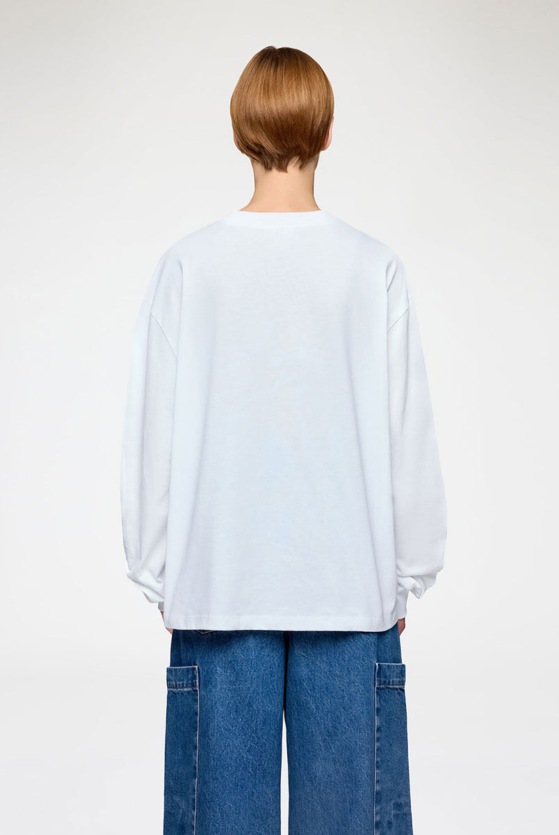 Oversizowy, biały Longsleeve Raspberry Print GANNI Bright White z nadrukiem z malinami I logo marki. Koszulka ma okrągły dekolt i długie rękawy zakończone ściągaczami. Wykonana z bawełny organicznej.
-Luźny krój
-100% bawełna organiczna
-Zamów w swoim standardowym rozmiarze