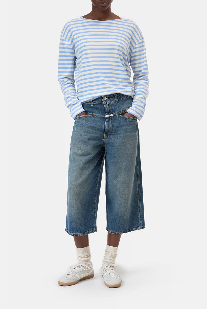 Luźny longsleeve Basic marki CLOSED w niebiesko-białe paski. Bluzka ma okrągły dekolt, długie rękawy i opadające ramiona. Wykonana z bardzo miękkiej i przyjemnej dla skóry tkaniny z bawełną i modalem. Załóż longsleeve do jeansów, lnianych spodni czy ulubionych szortów.
-Luźny fason
-Wykonany z miękkiej tkaniny
-Zamów longsleeve w swoim standardowym rozmiarze