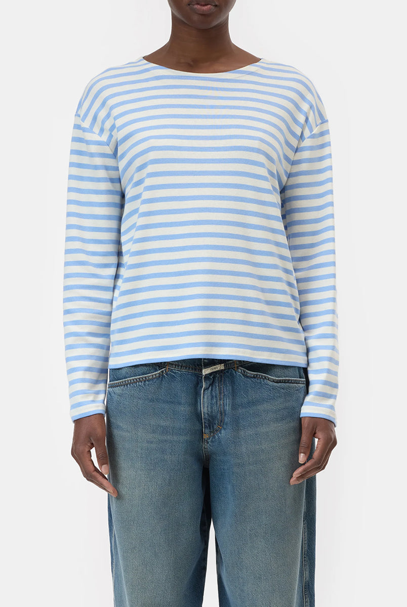 Luźny longsleeve Basic marki CLOSED w niebiesko-białe paski. Bluzka ma okrągły dekolt, długie rękawy i opadające ramiona. Wykonana z bardzo miękkiej i przyjemnej dla skóry tkaniny z bawełną i modalem. Załóż longsleeve do jeansów, lnianych spodni czy ulubionych szortów.
-Luźny fason
-Wykonany z miękkiej tkaniny
-Zamów longsleeve w swoim standardowym rozmiarze