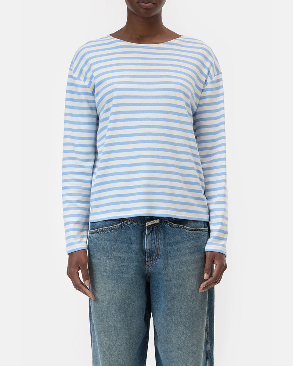 Luźny longsleeve Basic marki CLOSED w niebiesko-białe paski. Bluzka ma okrągły dekolt, długie rękawy i opadające ramiona. Wykonana z bardzo miękkiej i przyjemnej dla skóry tkaniny z bawełną i modalem. Załóż longsleeve do jeansów, lnianych spodni czy ulubionych szortów.
-Luźny fason
-Wykonany z miękkiej tkaniny
-Zamów longsleeve w swoim standardowym rozmiarze