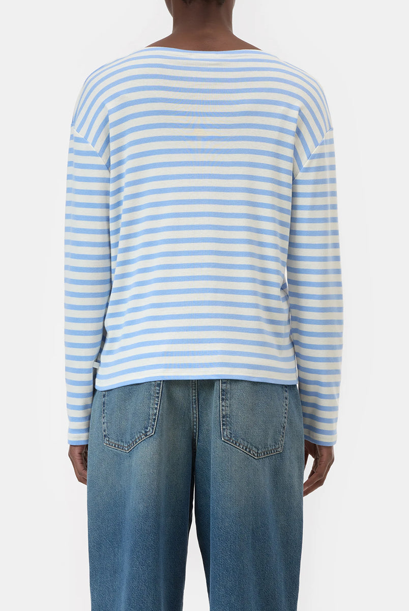 Luźny longsleeve Basic marki CLOSED w niebiesko-białe paski. Bluzka ma okrągły dekolt, długie rękawy i opadające ramiona. Wykonana z bardzo miękkiej i przyjemnej dla skóry tkaniny z bawełną i modalem. Załóż longsleeve do jeansów, lnianych spodni czy ulubionych szortów.
-Luźny fason
-Wykonany z miękkiej tkaniny
-Zamów longsleeve w swoim standardowym rozmiarze
