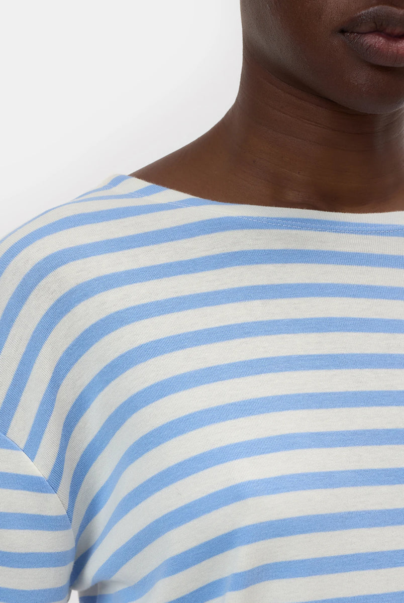 Luźny longsleeve Basic marki CLOSED w niebiesko-białe paski. Bluzka ma okrągły dekolt, długie rękawy i opadające ramiona. Wykonana z bardzo miękkiej i przyjemnej dla skóry tkaniny z bawełną i modalem. Załóż longsleeve do jeansów, lnianych spodni czy ulubionych szortów.
-Luźny fason
-Wykonany z miękkiej tkaniny
-Zamów longsleeve w swoim standardowym rozmiarze