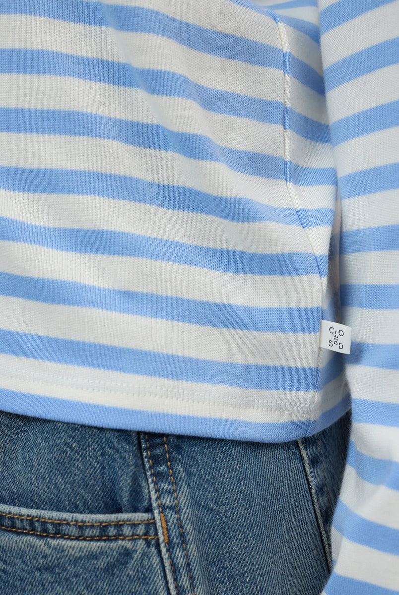 Luźny longsleeve Basic marki CLOSED w niebiesko-białe paski. Bluzka ma okrągły dekolt, długie rękawy i opadające ramiona. Wykonana z bardzo miękkiej i przyjemnej dla skóry tkaniny z bawełną i modalem. Załóż longsleeve do jeansów, lnianych spodni czy ulubionych szortów.
-Luźny fason
-Wykonany z miękkiej tkaniny
-Zamów longsleeve w swoim standardowym rozmiarze