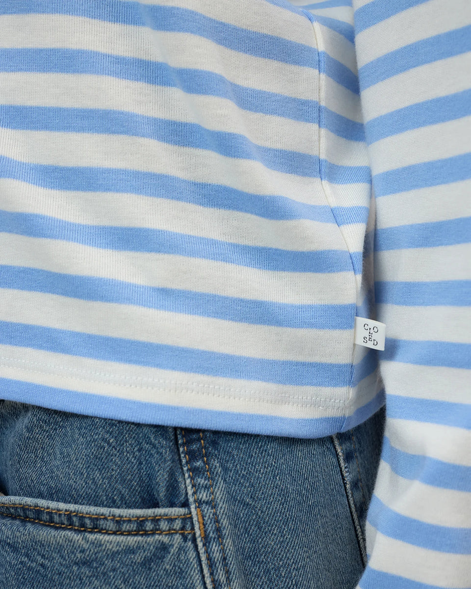 Luźny longsleeve Basic marki CLOSED w niebiesko-białe paski. Bluzka ma okrągły dekolt, długie rękawy i opadające ramiona. Wykonana z bardzo miękkiej i przyjemnej dla skóry tkaniny z bawełną i modalem. Załóż longsleeve do jeansów, lnianych spodni czy ulubionych szortów.
-Luźny fason
-Wykonany z miękkiej tkaniny
-Zamów longsleeve w swoim standardowym rozmiarze