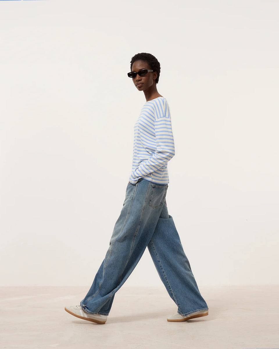 Luźny longsleeve Basic marki CLOSED w niebiesko-białe paski. Bluzka ma okrągły dekolt, długie rękawy i opadające ramiona. Wykonana z bardzo miękkiej i przyjemnej dla skóry tkaniny z bawełną i modalem. Załóż longsleeve do jeansów, lnianych spodni czy ulubionych szortów.
-Luźny fason
-Wykonany z miękkiej tkaniny
-Zamów longsleeve w swoim standardowym rozmiarze