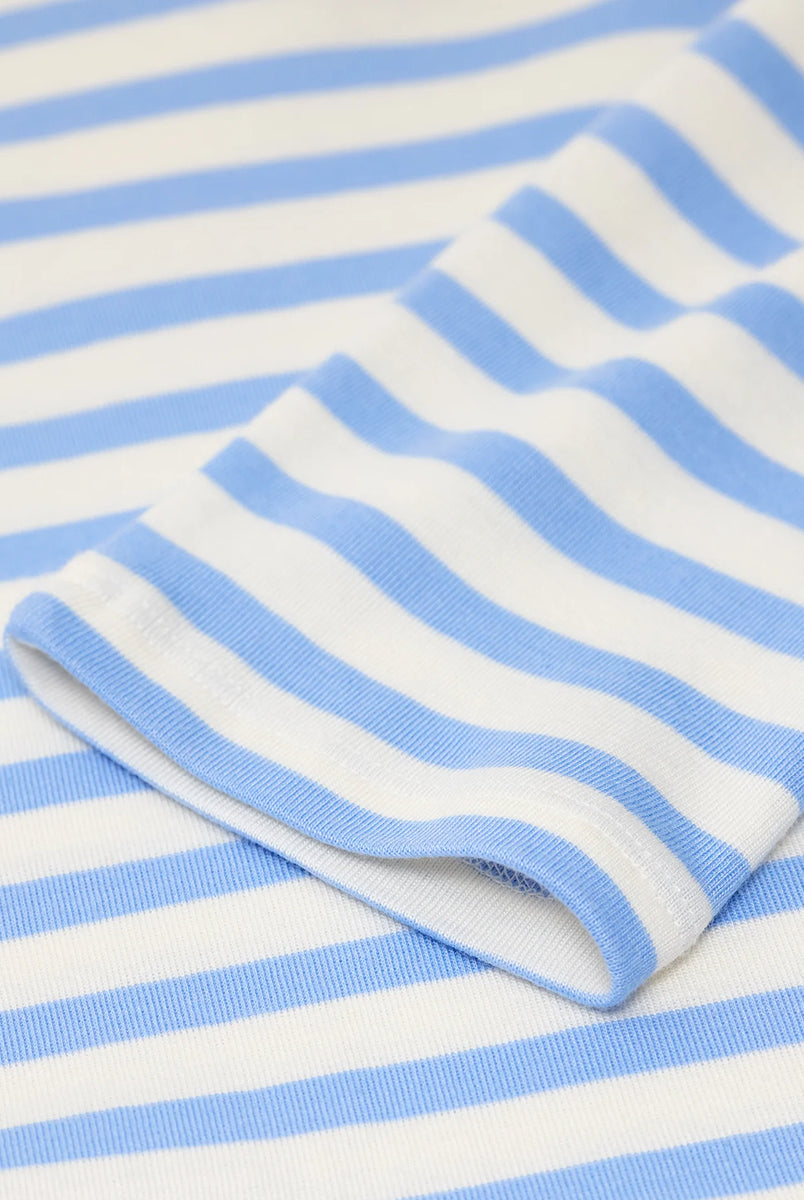 Luźny longsleeve Basic marki CLOSED w niebiesko-białe paski. Bluzka ma okrągły dekolt, długie rękawy i opadające ramiona. Wykonana z bardzo miękkiej i przyjemnej dla skóry tkaniny z bawełną i modalem. Załóż longsleeve do jeansów, lnianych spodni czy ulubionych szortów.
-Luźny fason
-Wykonany z miękkiej tkaniny
-Zamów longsleeve w swoim standardowym rozmiarze