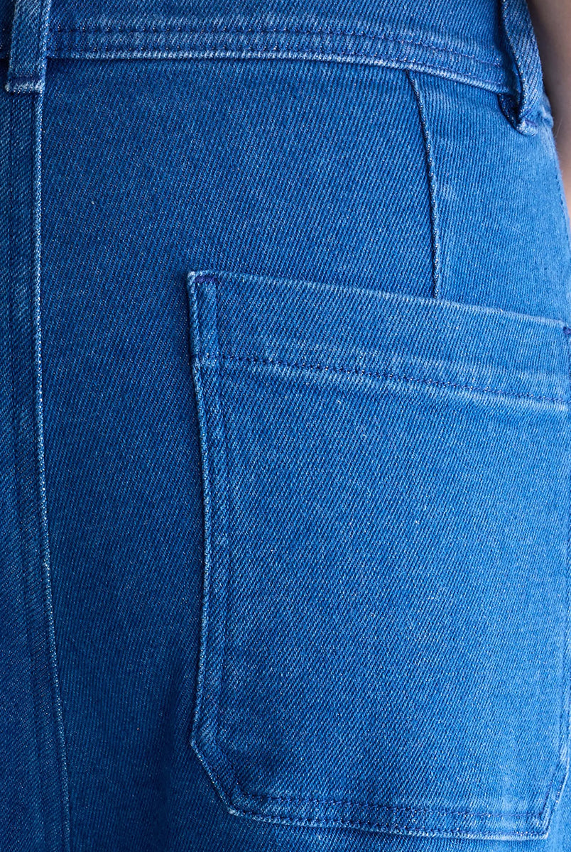 Luźne jeansy Lottie One Wash marki BELLEROSE z wysokim stanem i szerokimi nogawkami. Posiadają dyskretne kieszenie oraz zaszewki z tyłu. Zapinane na suwak i zamek błyskawiczny. Wykonane ze średniej grubości bawełnianego denimu.
-Wysoki stan
-Szerokie nogawki
-Zamów jeansy w swoim normalnym rozmiarze