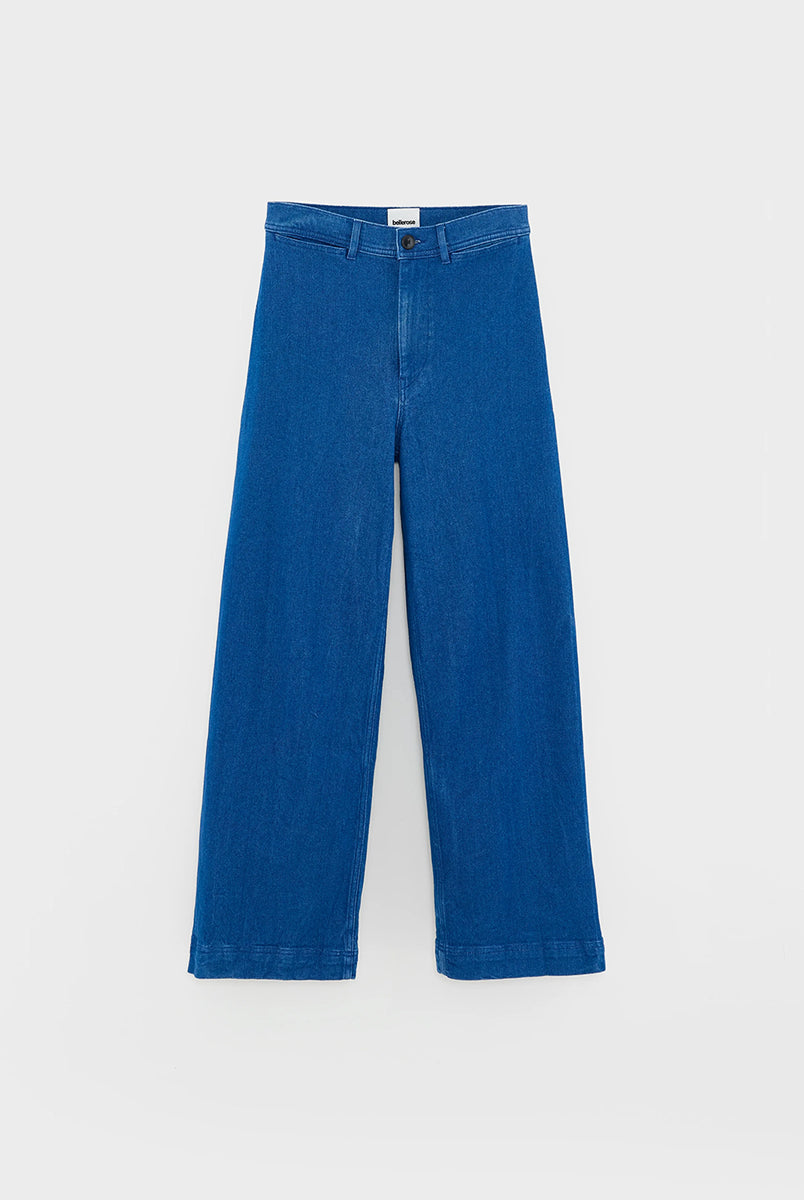 Luźne jeansy Lottie One Wash marki BELLEROSE z wysokim stanem i szerokimi nogawkami. Posiadają dyskretne kieszenie oraz zaszewki z tyłu. Zapinane na suwak i zamek błyskawiczny. Wykonane ze średniej grubości bawełnianego denimu.
-Wysoki stan
-Szerokie nogawki
-Zamów jeansy w swoim normalnym rozmiarze