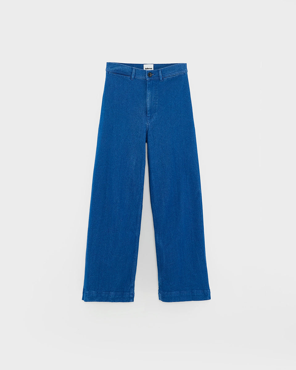 Luźne jeansy Lottie One Wash marki BELLEROSE z wysokim stanem i szerokimi nogawkami. Posiadają dyskretne kieszenie oraz zaszewki z tyłu. Zapinane na suwak i zamek błyskawiczny. Wykonane ze średniej grubości bawełnianego denimu.
-Wysoki stan
-Szerokie nogawki
-Zamów jeansy w swoim normalnym rozmiarze