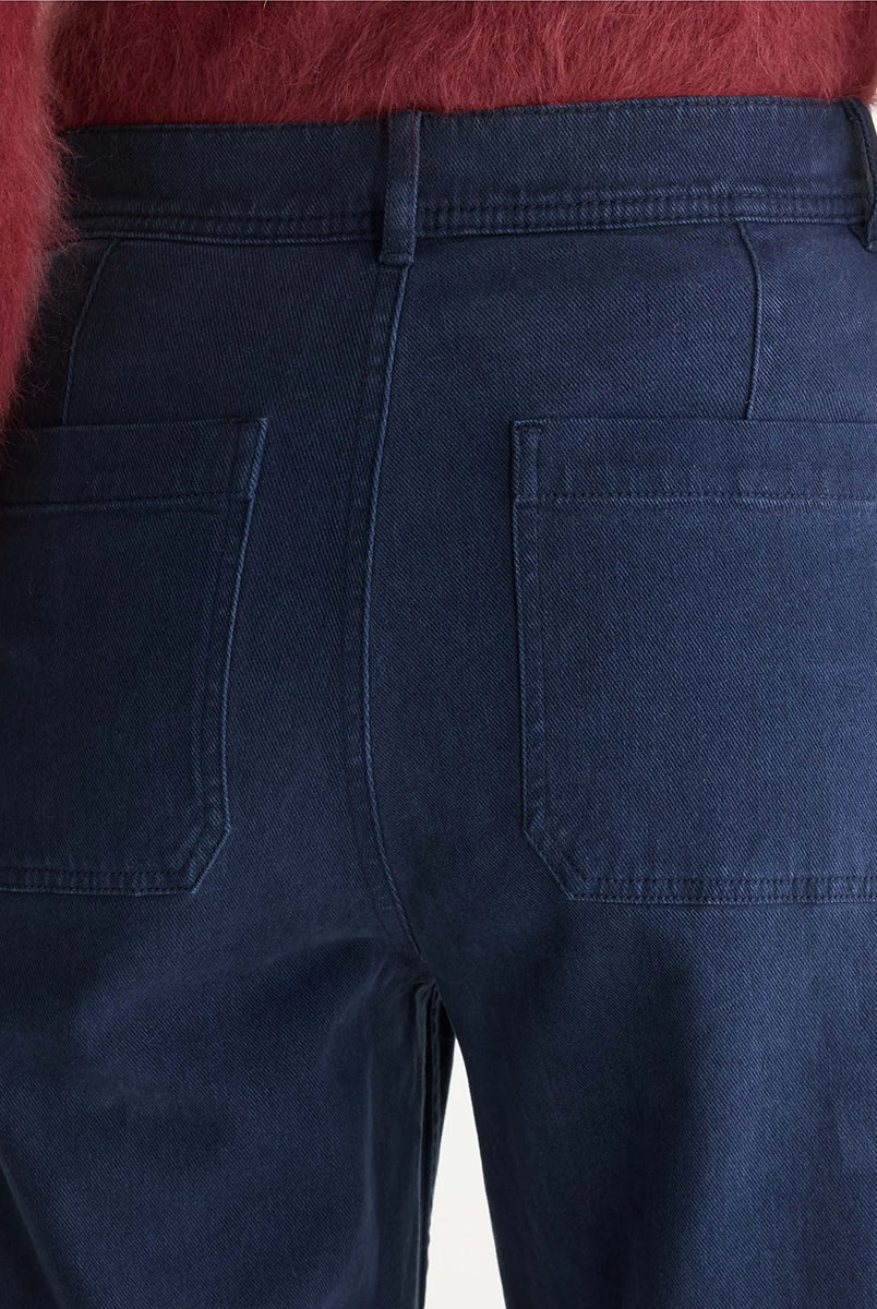 Luźne, granatowe jeansy Lottie Navy marki BELLEROSE z wysokim stanem i szerokimi nogawkami. Posiadają dyskretne kieszenie oraz zaszewki z tyłu. Zapinane na suwak i zamek błyskawiczny. Wykonane ze średniej grubości bawełnianego denimu.
-Wysoki stan
-Szerokie nogawki
-Zamów jeansy w swoim normalnym rozmiarze