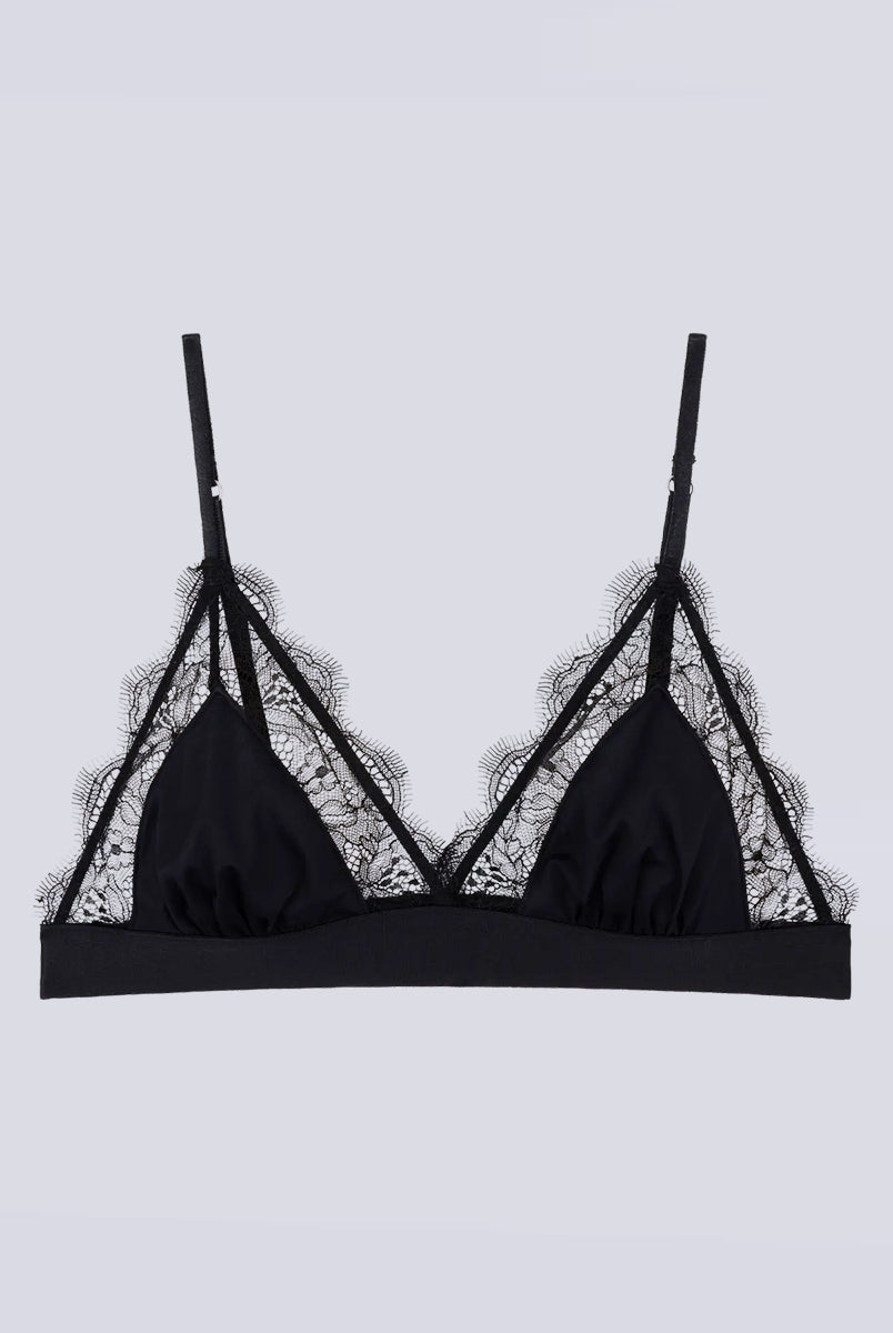 Delikatny, miękki stanik z trójkątnymi miseczkami Love Lace Love Stories. Wykonany z czarnej, satynowej tkaniny. Miseczki obszyte są delikatną koronką. Stanik posiada szeroką gumę pod biustem oraz regulowane, marszczone ramiączka. Zapinany na plecach za pomocą haftek.