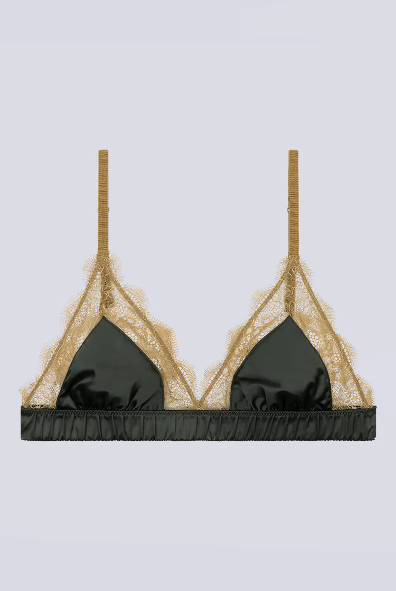 Delikatny, miękki stanik z trójkątnymi miseczkami Love Lace Love Stories. Wykonany z ciemnozielonej, satynowej tkaniny w kolorze złamanej bieli. Miseczki obszyte są delikatną koronką. Stanik posiada szeroką gumę pod biustem oraz regulowane, marszczone ramiączka. Zapinany na plecach za pomocą haftek.