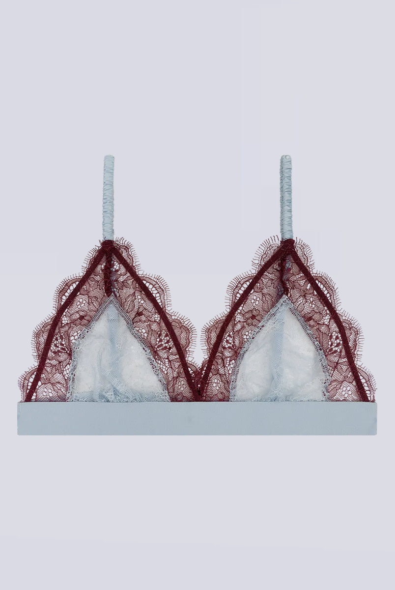 Delikatny, miękki stanik z trójkątnymi miseczkami Love Lace Love Stories. Wykonany z jasnoniebieskiej, koronkowej tkaniny. Miseczki również obszyte są delikatną koronką. Stanik posiada szeroką gumę pod biustem oraz regulowane, marszczone ramiączka. Zapinany na plecach za pomocą haftek.
