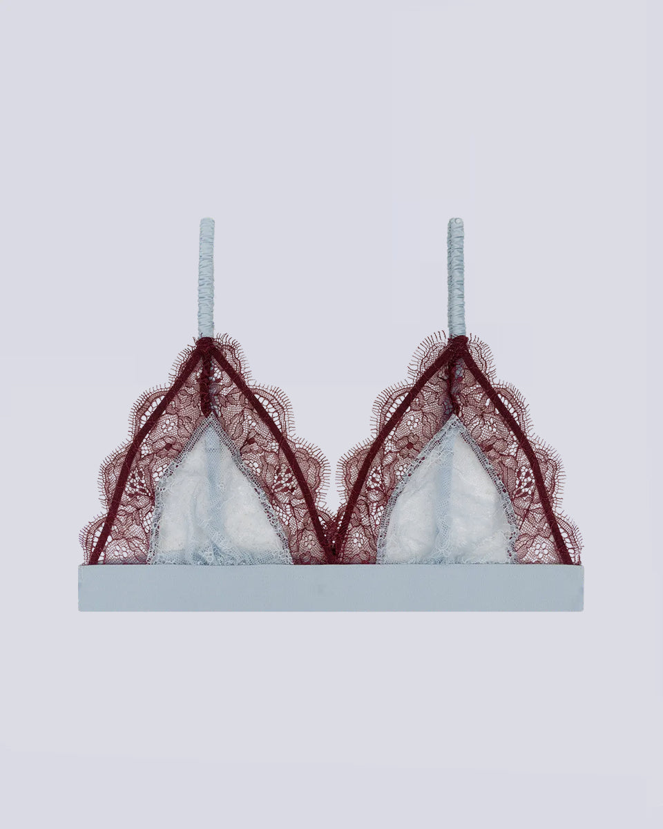 Delikatny, miękki stanik z trójkątnymi miseczkami Love Lace Love Stories. Wykonany z jasnoniebieskiej, koronkowej tkaniny. Miseczki również obszyte są delikatną koronką. Stanik posiada szeroką gumę pod biustem oraz regulowane, marszczone ramiączka. Zapinany na plecach za pomocą haftek.