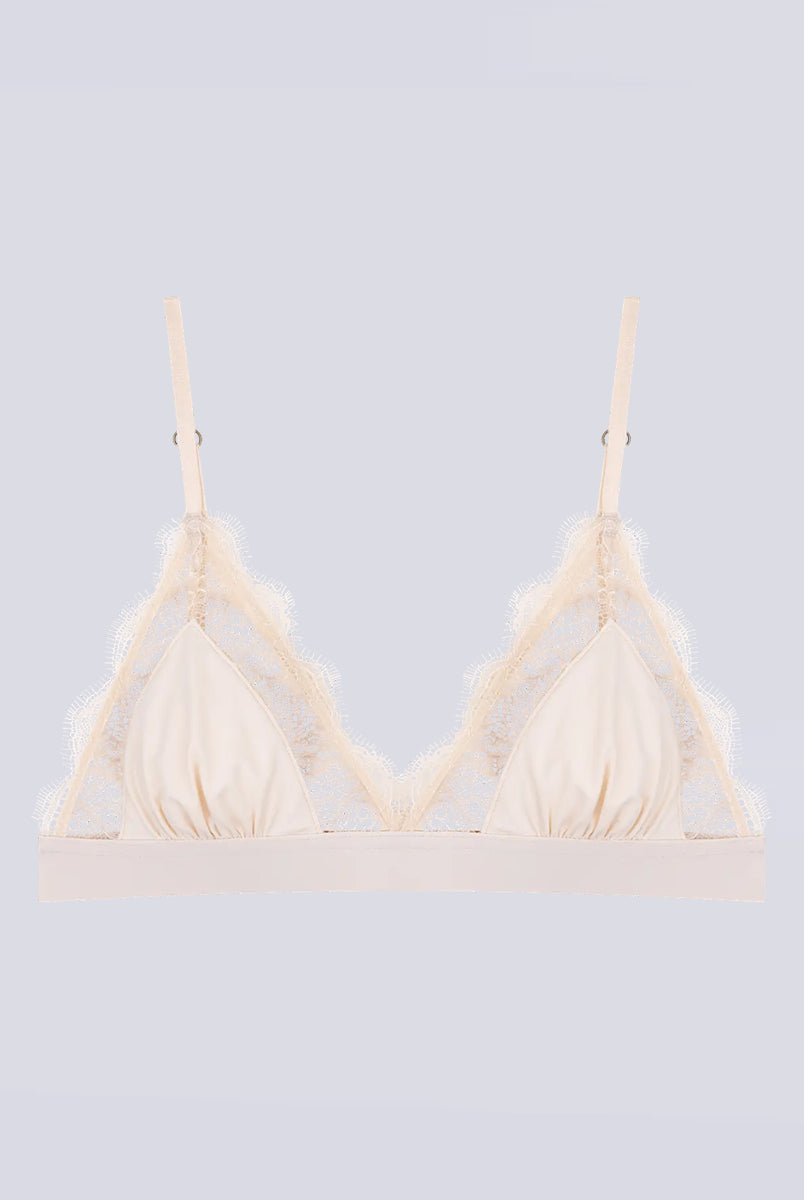 Delikatny, miękki stanik z trójkątnymi miseczkami Love Lace Love Stories. Wykonany z białej, satynowej tkaniny. Miseczki obszyte są delikatną koronką. Stanik posiada szeroką gumę pod biustem oraz regulowane, marszczone ramiączka. Zapinany na plecach za pomocą haftek.