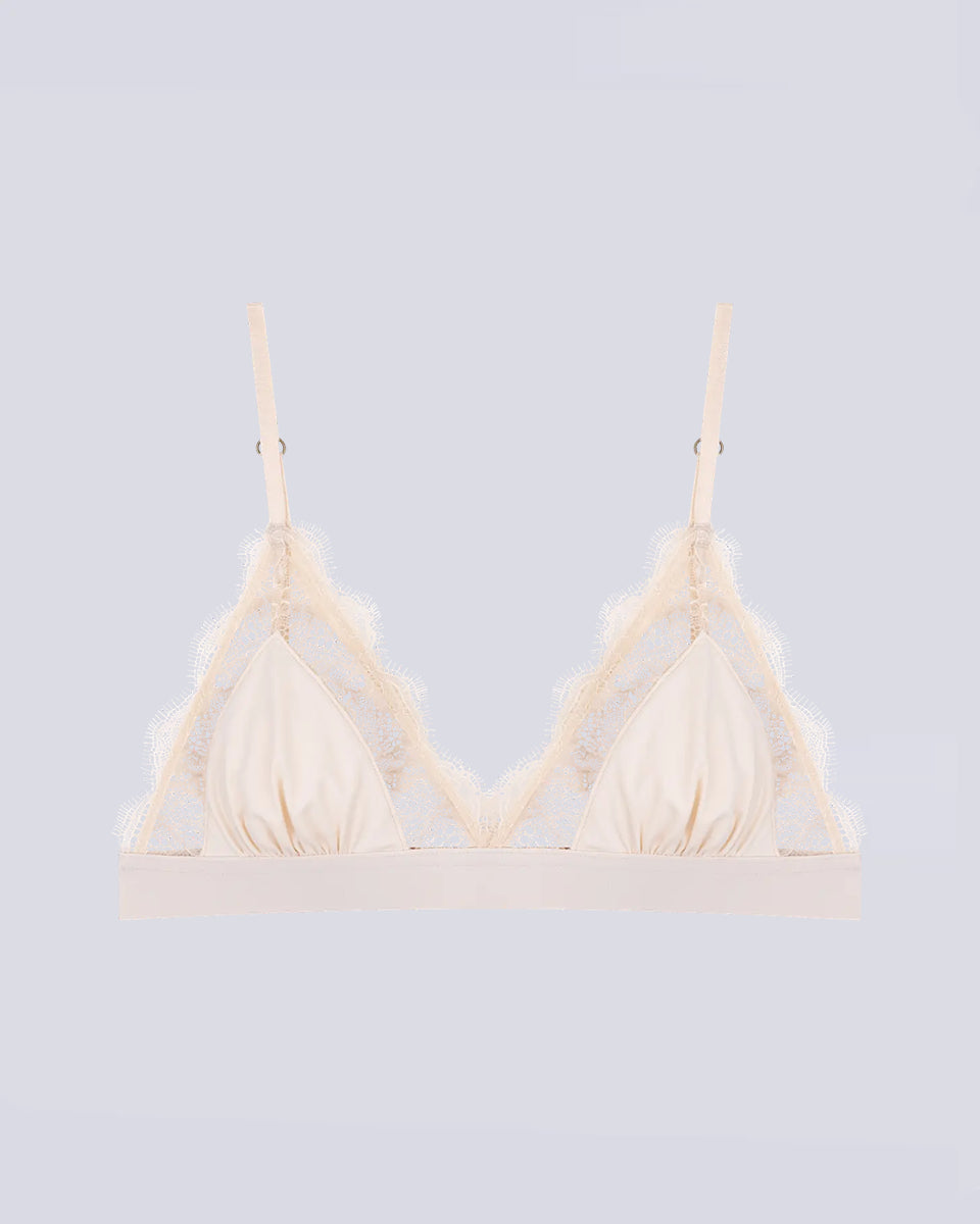 Delikatny, miękki stanik z trójkątnymi miseczkami Love Lace Love Stories. Wykonany z białej, satynowej tkaniny. Miseczki obszyte są delikatną koronką. Stanik posiada szeroką gumę pod biustem oraz regulowane, marszczone ramiączka. Zapinany na plecach za pomocą haftek.