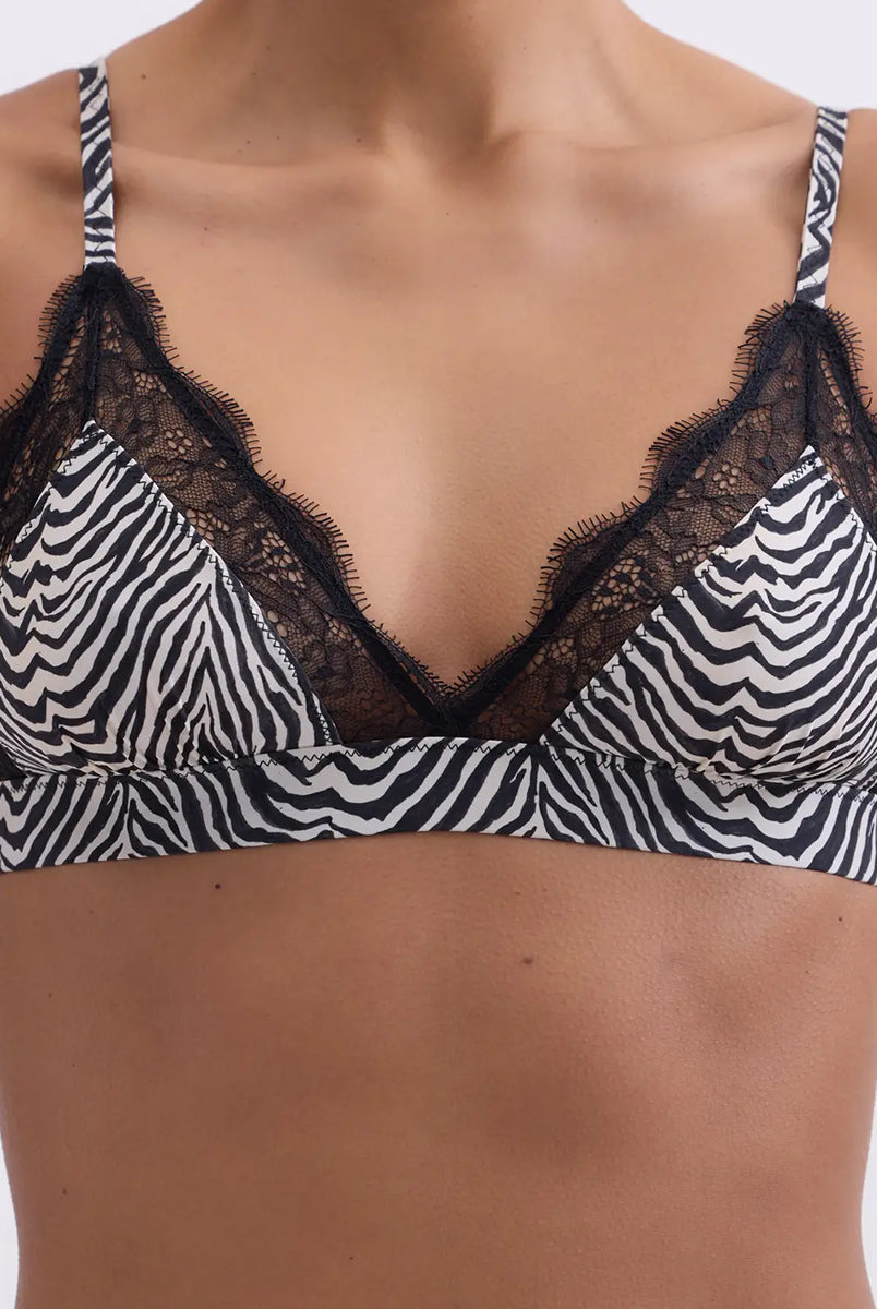 Delikatny, miękki stanik z trójkątnymi miseczkami Love Lace Love Stories. Wykonany z satynowej tkaniny w zwierzęcy print. Miseczki obszyte są delikatną koronką. Stanik posiada szeroką gumę pod biustem oraz regulowane, marszczone ramiączka. Zapinany na plecach za pomocą haftek.