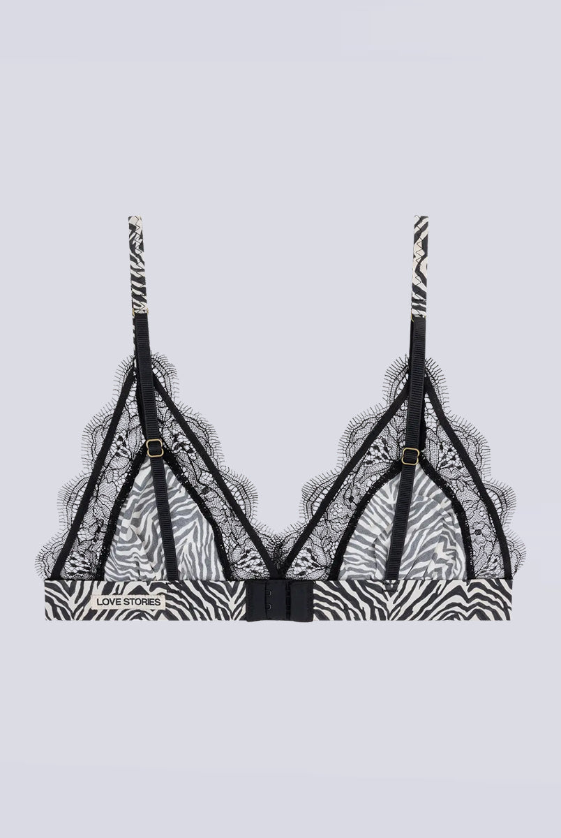 Delikatny, miękki stanik z trójkątnymi miseczkami Love Lace Love Stories. Wykonany z satynowej tkaniny w zwierzęcy print. Miseczki obszyte są delikatną koronką. Stanik posiada szeroką gumę pod biustem oraz regulowane, marszczone ramiączka. Zapinany na plecach za pomocą haftek.