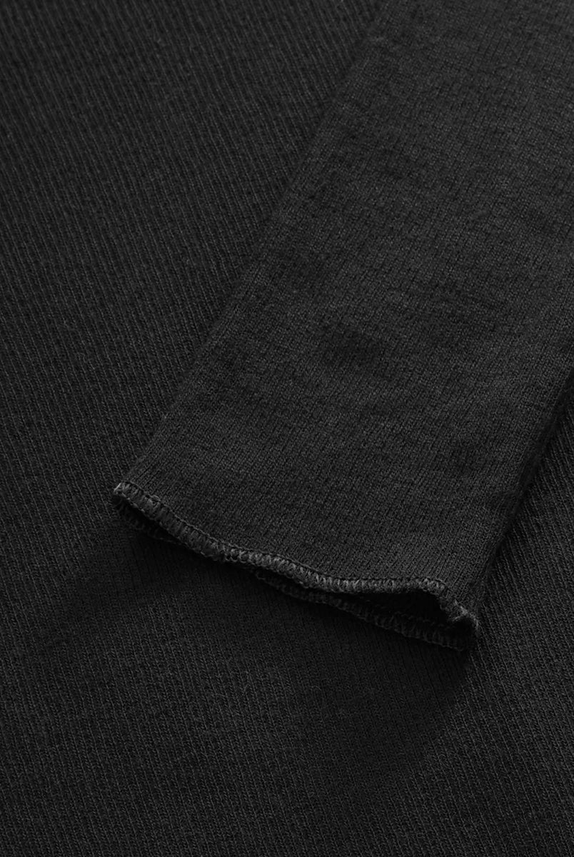 Minimalistyczny, cienki, wełniany longsleeve Amy O-neck SKALL z okrągłym dekoltem i wąskimi, długimi rękawami. Posiada przylegający do ciała fason i delikatną fakturę w prążki.