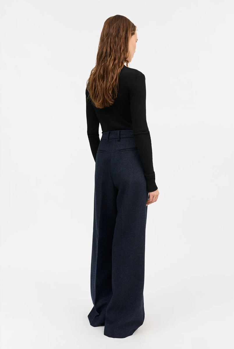 Minimalistyczny, cienki, wełniany longsleeve Amy O-neck SKALL z okrągłym dekoltem i wąskimi, długimi rękawami. Posiada przylegający do ciała fason i delikatną fakturę w prążki.