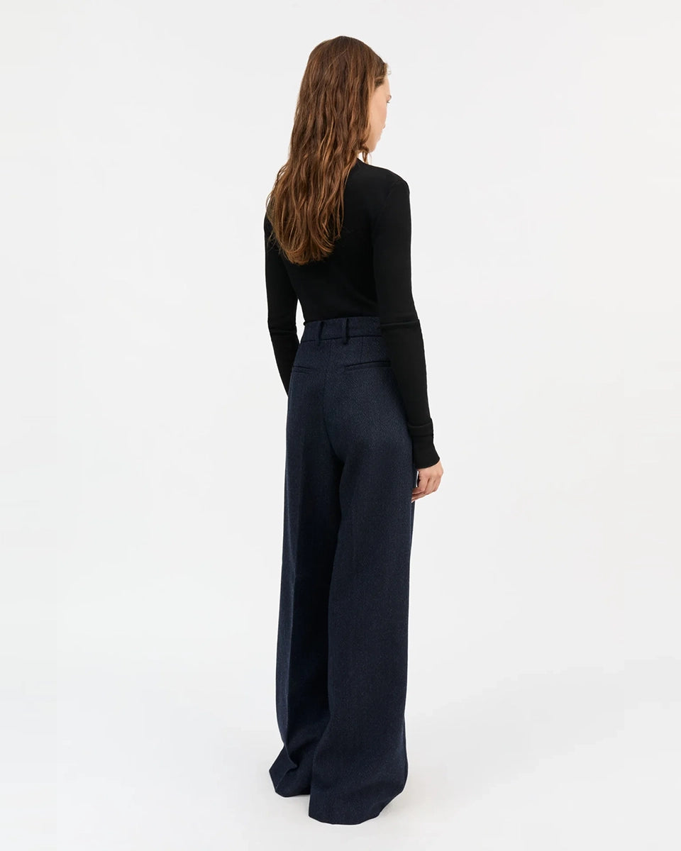 Minimalistyczny, cienki, wełniany longsleeve Amy O-neck SKALL z okrągłym dekoltem i wąskimi, długimi rękawami. Posiada przylegający do ciała fason i delikatną fakturę w prążki.