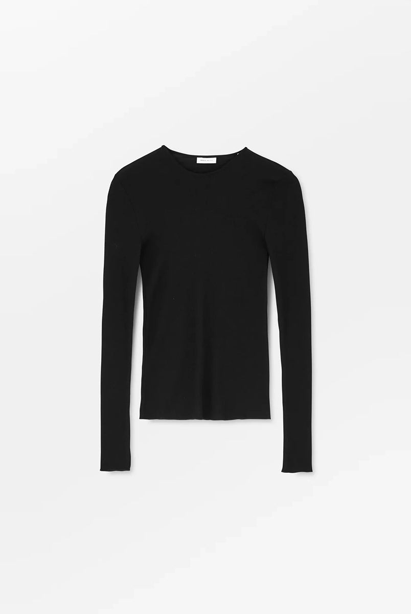 Minimalistyczny, cienki, wełniany longsleeve Amy O-neck SKALL z okrągłym dekoltem i wąskimi, długimi rękawami. Posiada przylegający do ciała fason i delikatną fakturę w prążki.