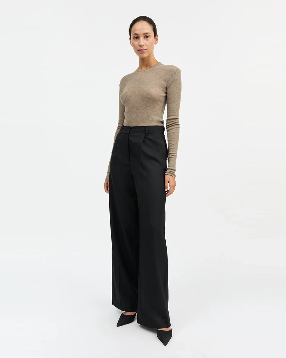 Minimalistyczny, cienki, wełniany longsleeve Amy O-neck SKALL z okrągłym dekoltem i wąskimi, długimi rękawami. Posiada przylegający do ciała fason i delikatną fakturę w prążki