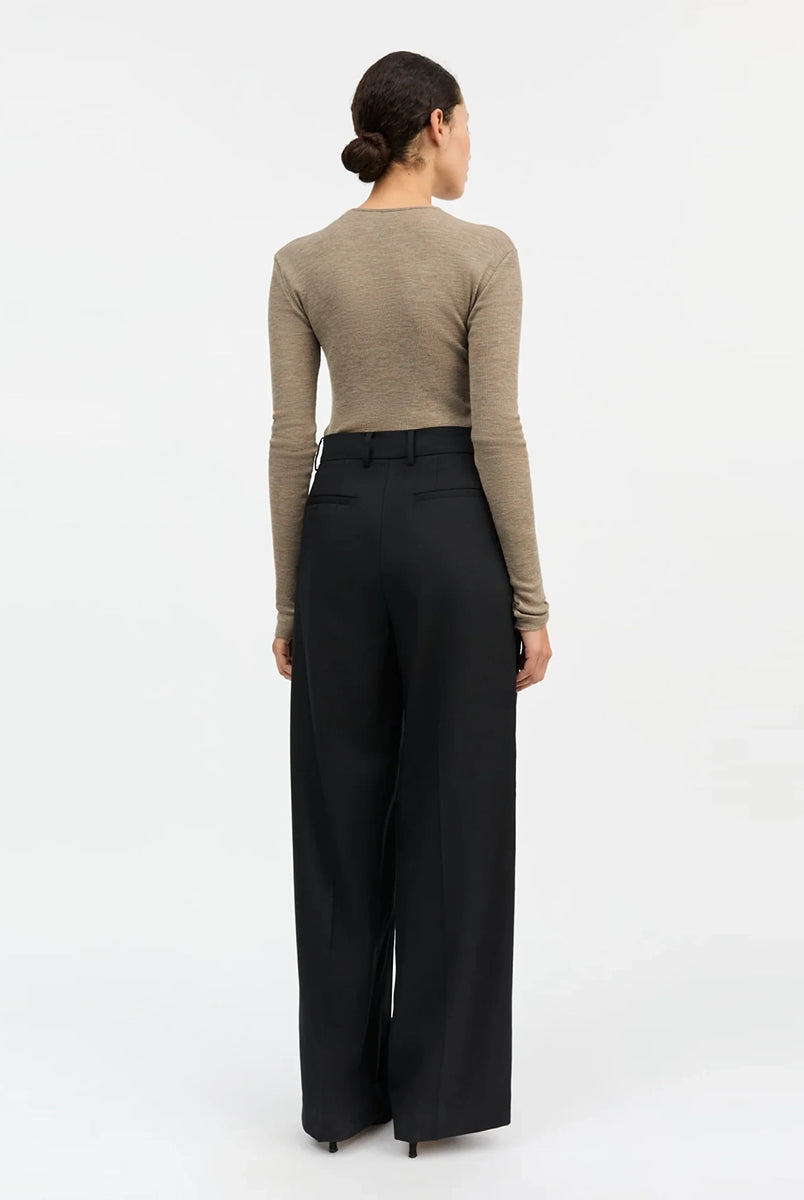 Minimalistyczny, cienki, wełniany longsleeve Amy O-neck SKALL z okrągłym dekoltem i wąskimi, długimi rękawami. Posiada przylegający do ciała fason i delikatną fakturę w prążki
