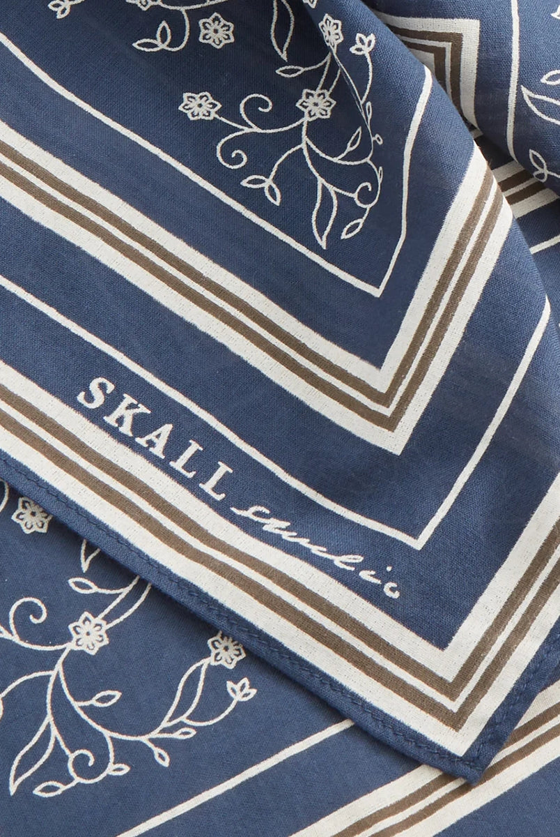 Klasyczna apaszka Skall Classic z cienkiej bawełny organicznej w drobny, roślinny print.