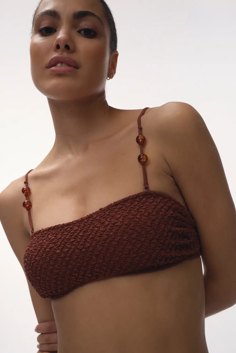 Góra od bikini w stylu bandażowym Bondi Love Stories z utwardzającymi wkładkami. Posiada cienkie, odpinane ramiączka z koralikami. Wykonana z tkaniny z fakturą.