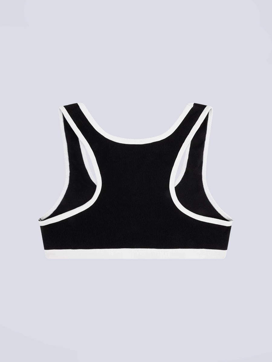 Miękki sportowy stanik top Rika Love Love Stories na grubych ramiączkach. Wykonany z miękkiej tkaniny z prążkowaną fakturą i białą, grubą lamówką. Na gumie pod biustem posiada niewielką naszywkę z logo marki. 