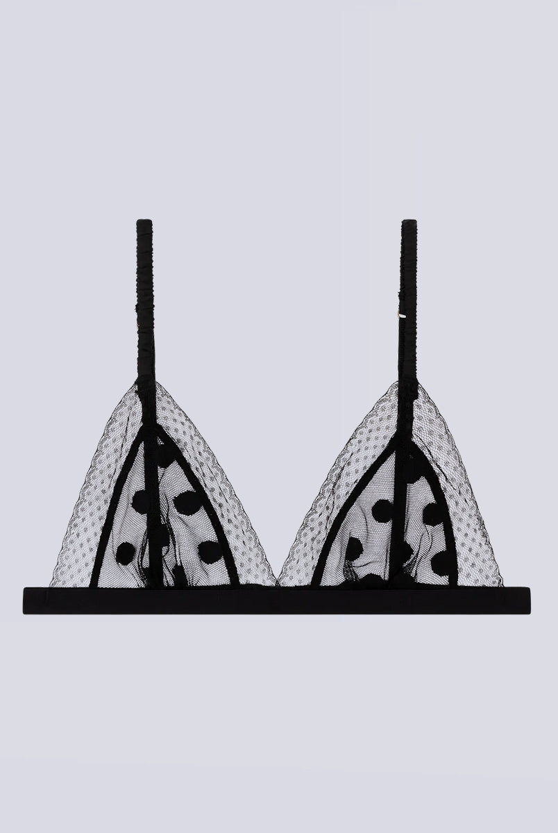 Delikatny, miękki stanik z trójkątnymi miseczkami Love Lace Love Stories. Wykonany z czarnej, siateczkowej tkaniny w kropki. Stanik posiada cienką gumę pod biustem oraz regulowane, marszczone ramiączka. Zapinany na plecach za pomocą haftek.