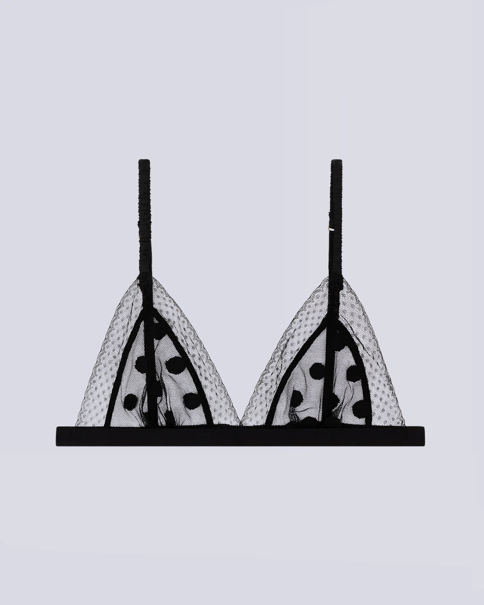 Delikatny, miękki stanik z trójkątnymi miseczkami Love Lace Love Stories. Wykonany z czarnej, siateczkowej tkaniny w kropki. Stanik posiada cienką gumę pod biustem oraz regulowane, marszczone ramiączka. Zapinany na plecach za pomocą haftek.